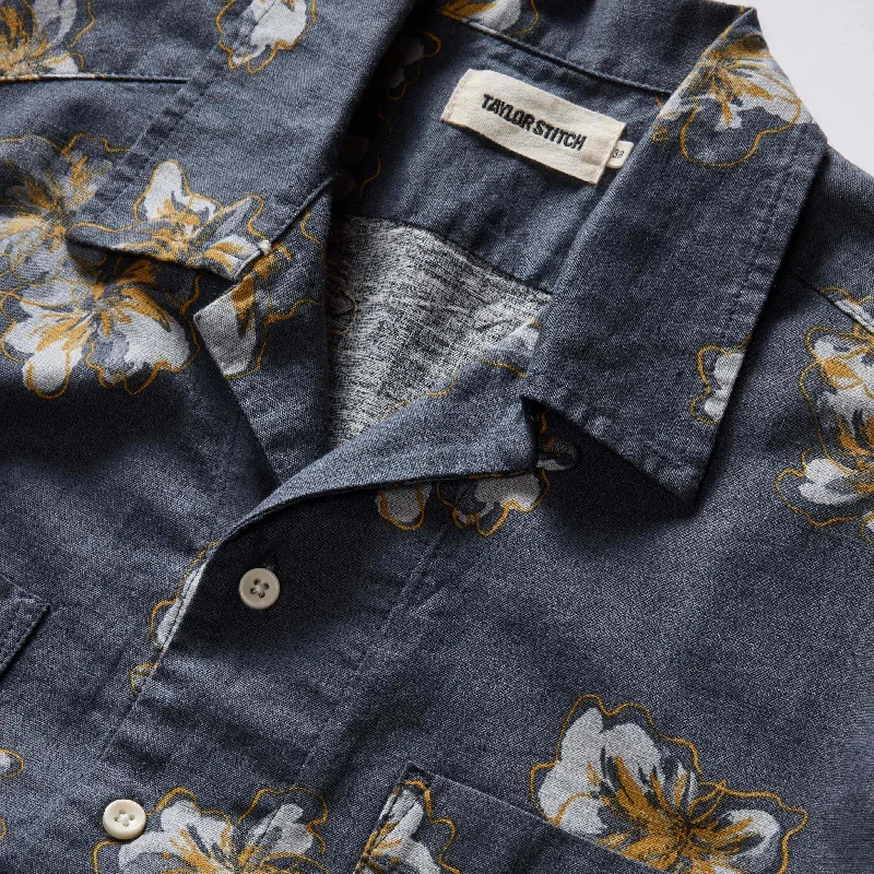 The Conrad Shirt in Dark Blue Floral